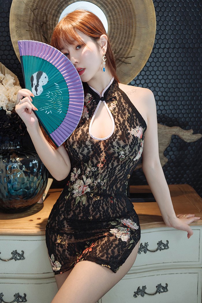 王雨纯穿着蕾丝旗袍，散发着迷人魅力