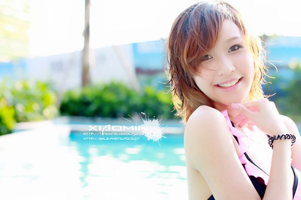 超纯女孩在泳池玩耍，美丽不输奶茶MM