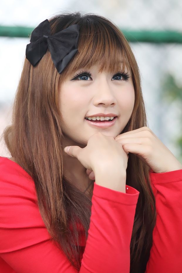 甜美迷人的粉红女孩笑容