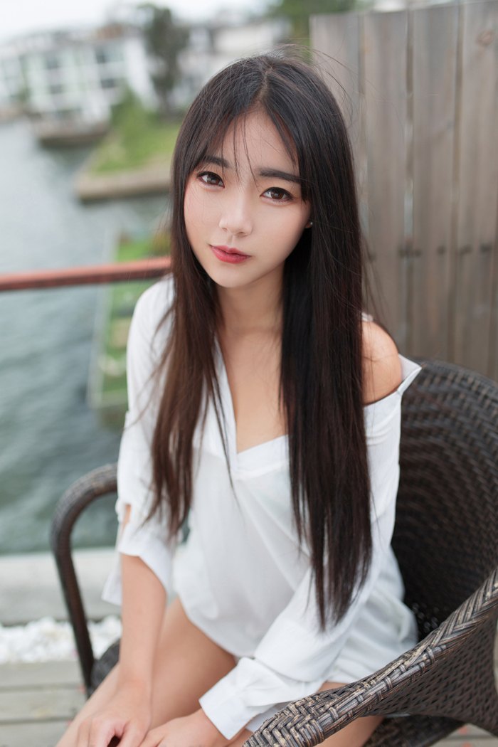 长发及腰的嫩模Vicky代言可乐