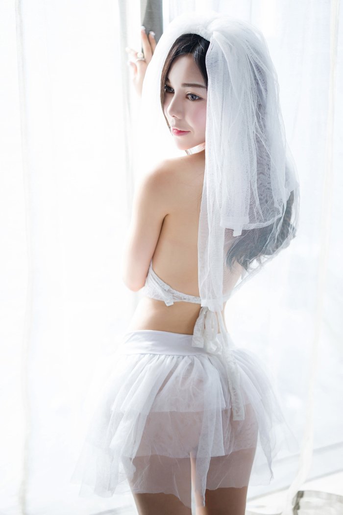 沈佳熹黑白透视装美乳惊艳呈现