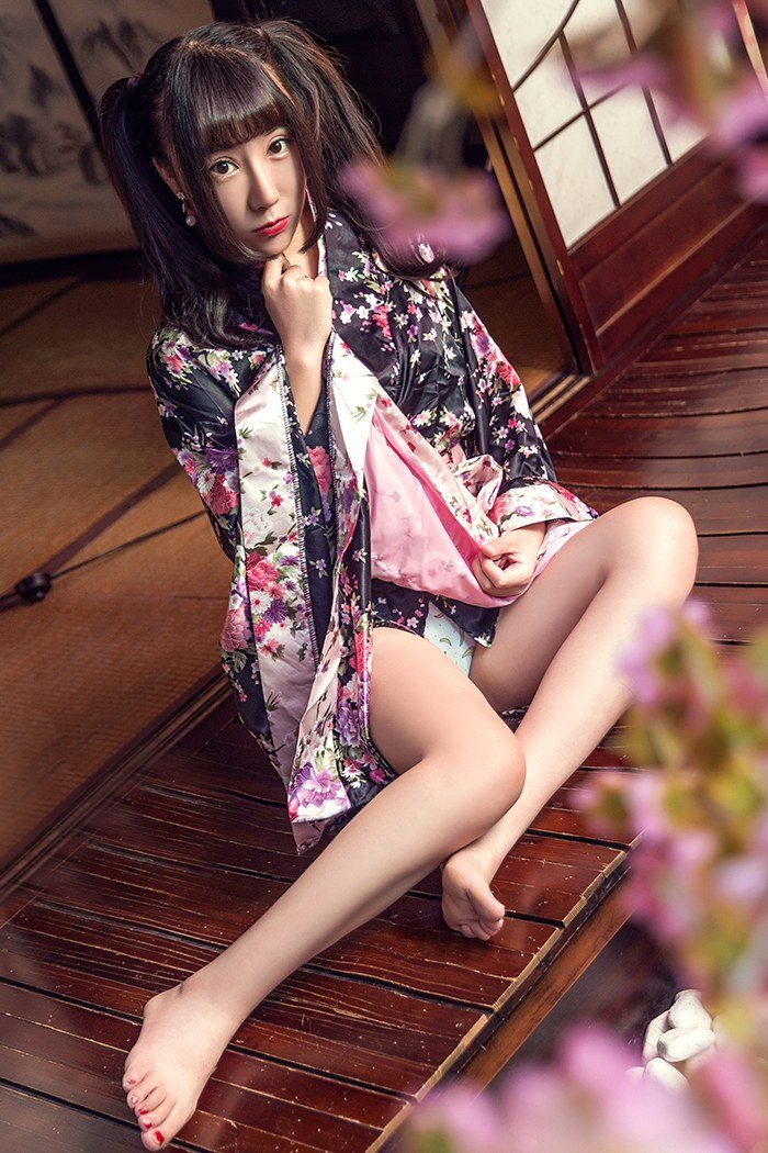 妖娆爆乳美女胸器惹火欲出