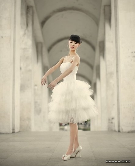 芭蕾舞少女的灰色照片