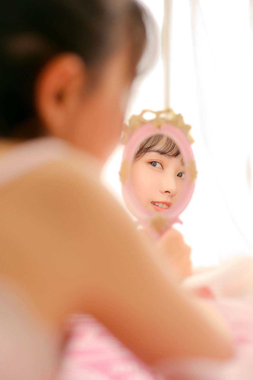 俏皮少女：迷人的青春活力