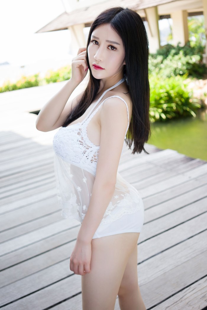 御姐撑爆衬衣，诱人心动！