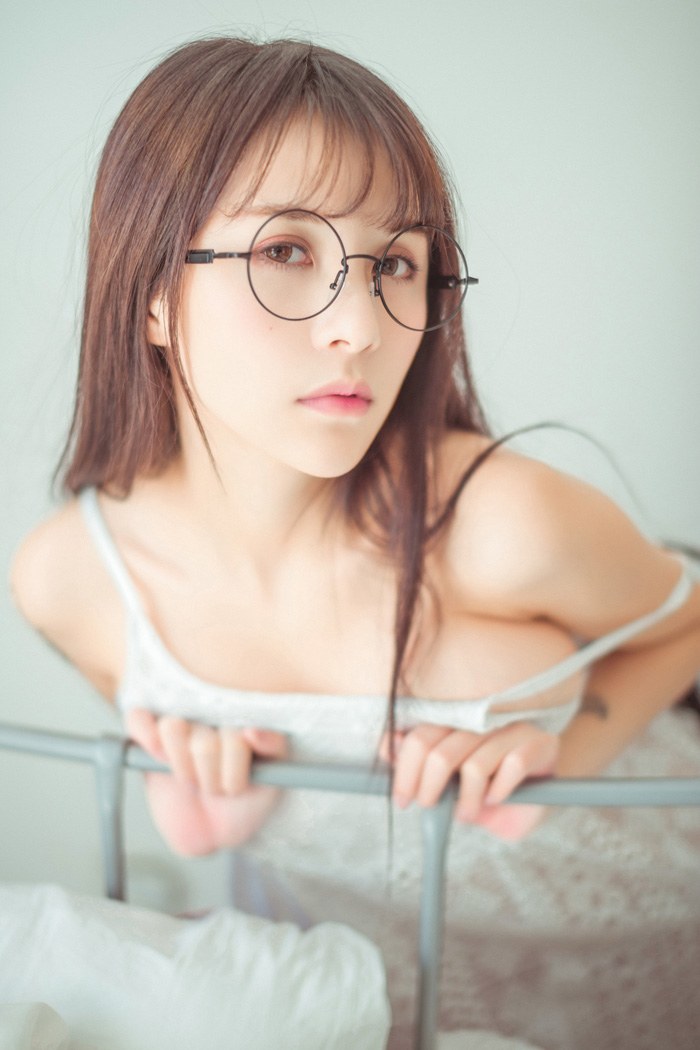 夏美酱的比基尼无法掩盖迷人的美胸