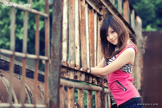 纯真可爱的红衣少女