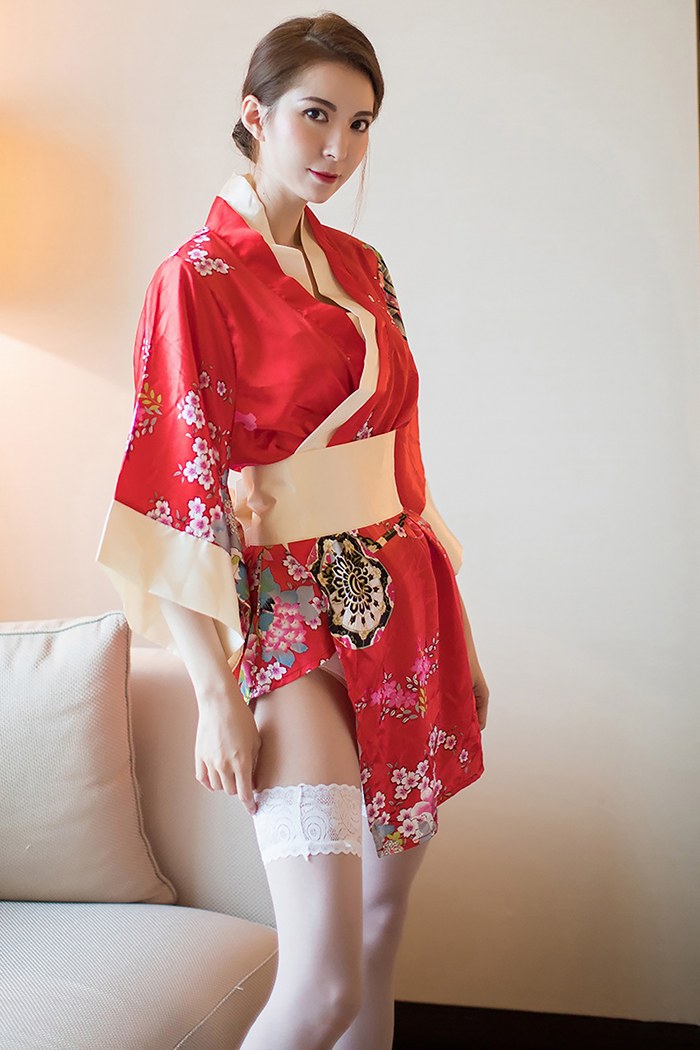 “和风美人Carry”展现丰满胸脯，白色蕾丝诱人