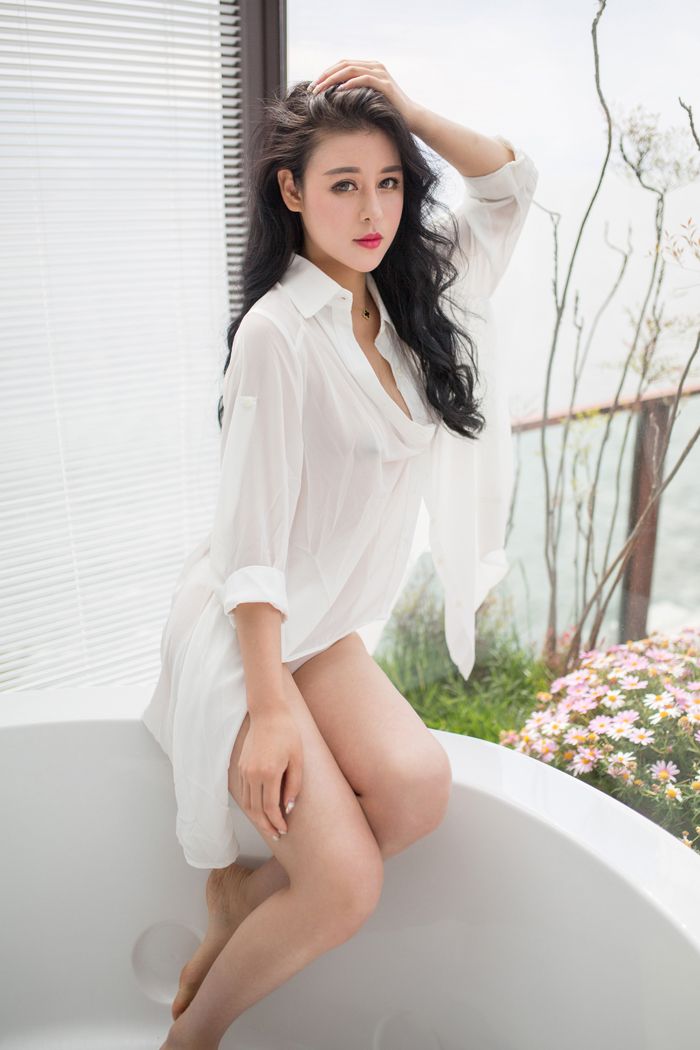 叶佳颐白衣下美乳妩媚动人