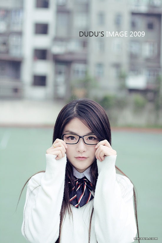 黑框眼镜美眉的思考