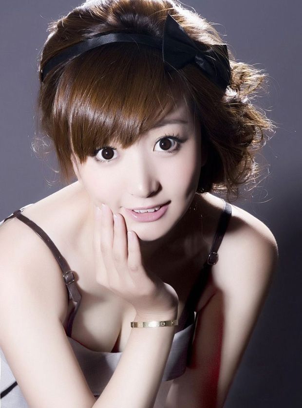 纯情白嫩的90后美女