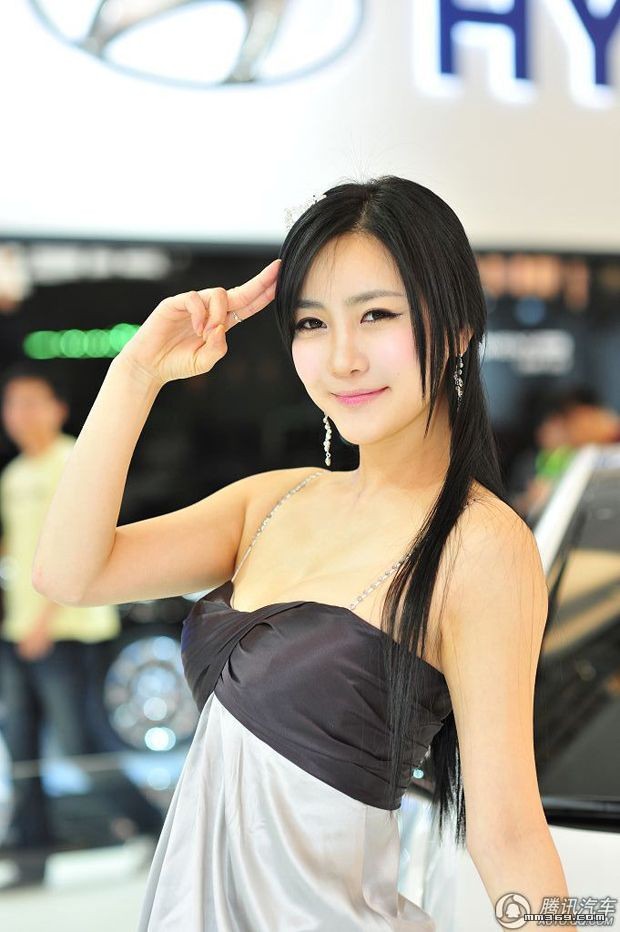 三位美丽车模的超级表情展示