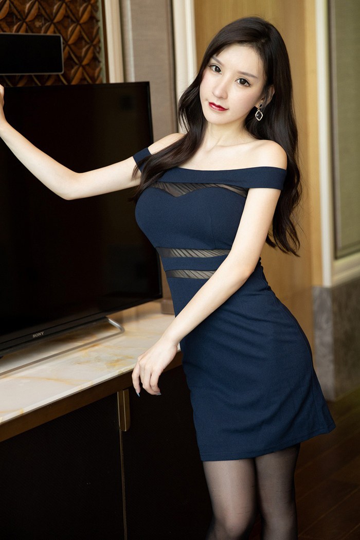 御姐周于希性感诱惑，展露美腿蜜臀露肩