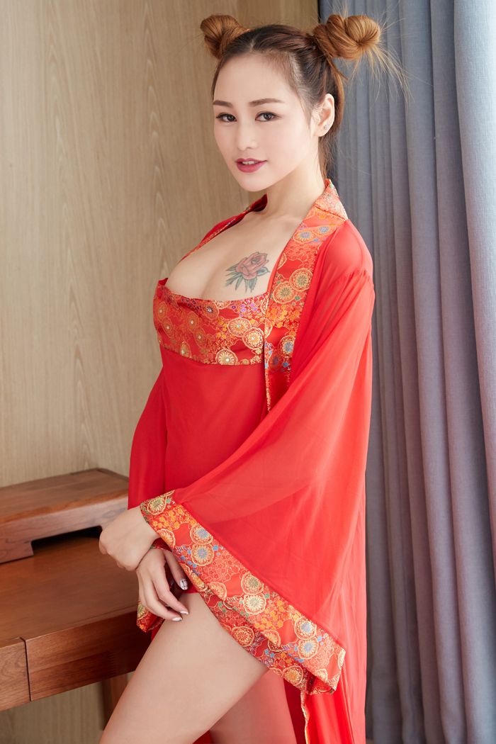 红色肚兜丁字裤美女李宝宝，性感诱惑！