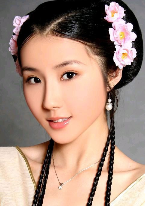 气质美女淡雅着装，演技出众