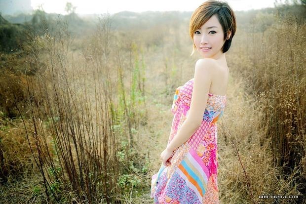 夏日清凉美少女的绚丽装扮