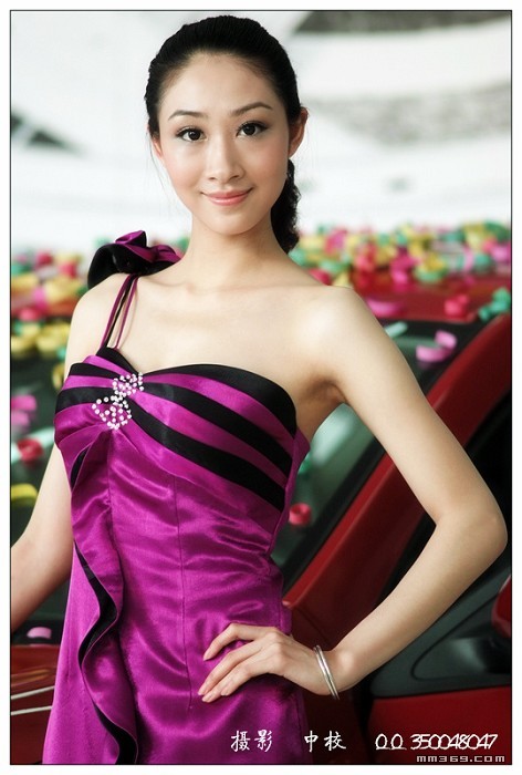 车展美女模特的高贵端庄