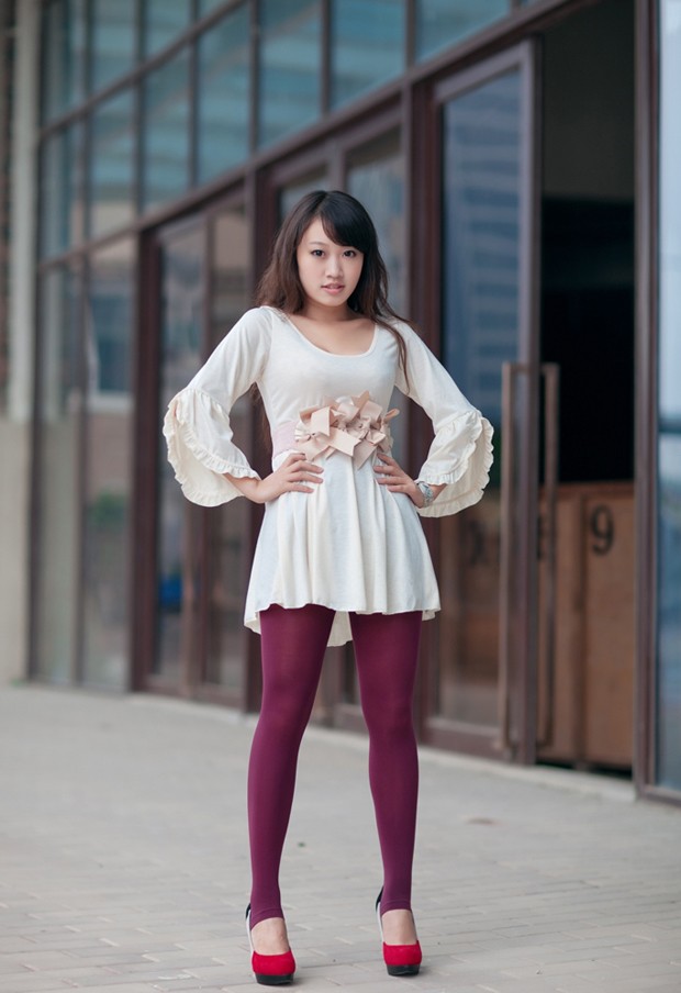 街拍猫妖MM性感展示好身材