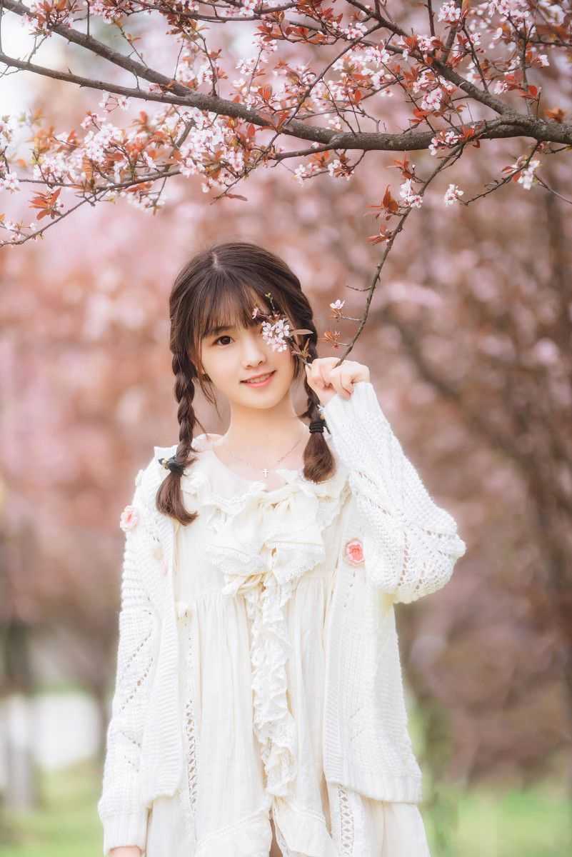 樱树花下女