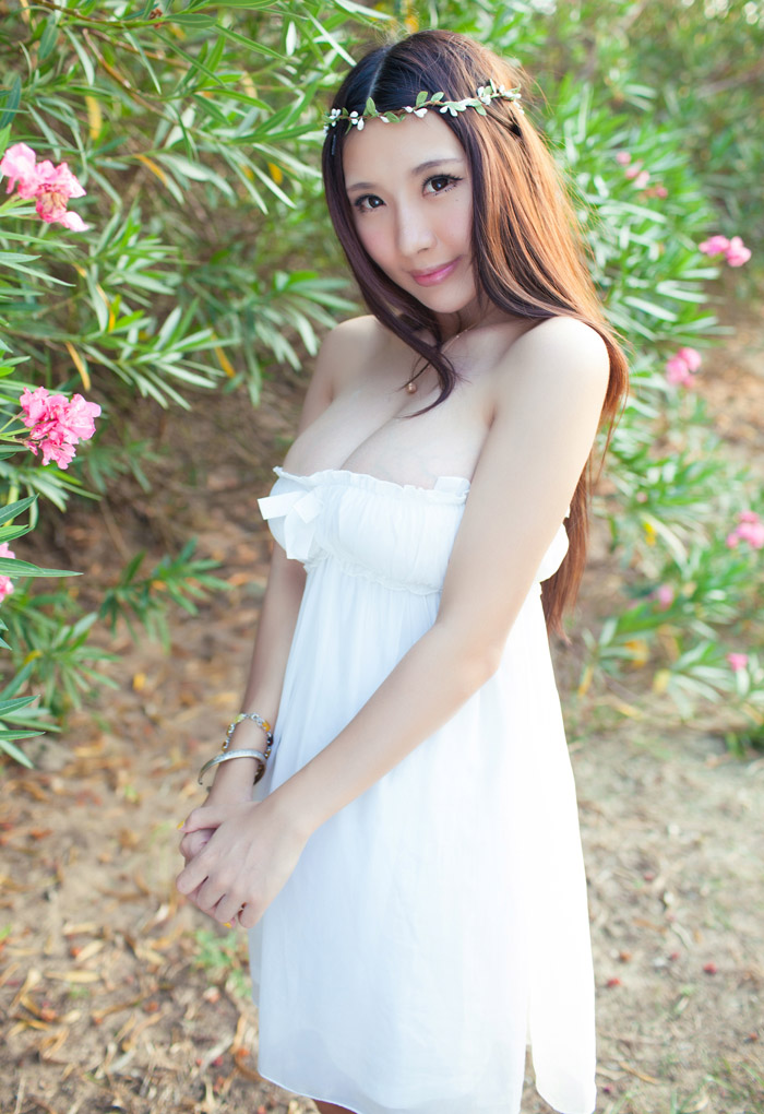 三亚海边花环女神性感写真，巨乳惹眼！