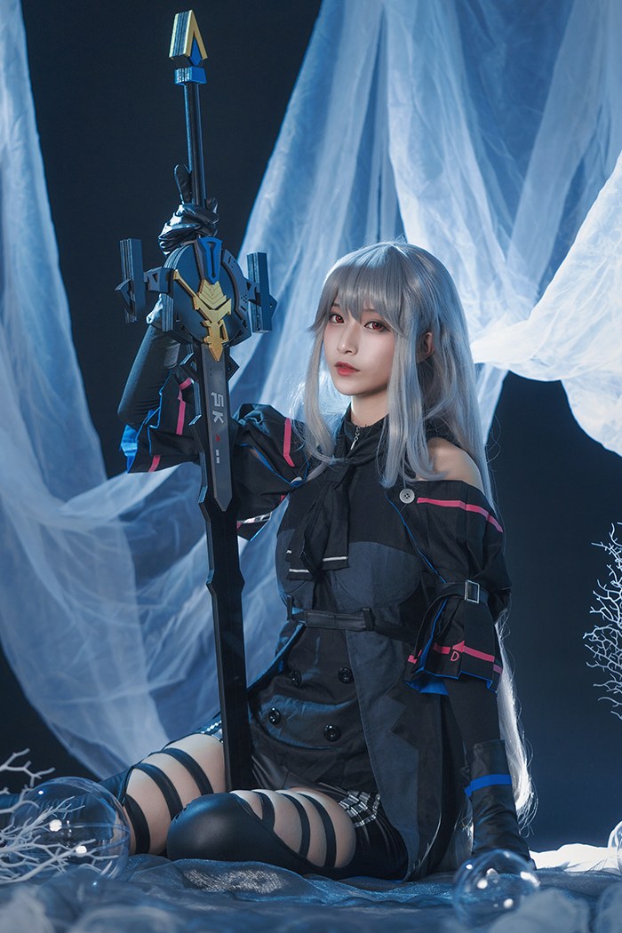 美艳COSER被束缚调教，献上鬼舞表演