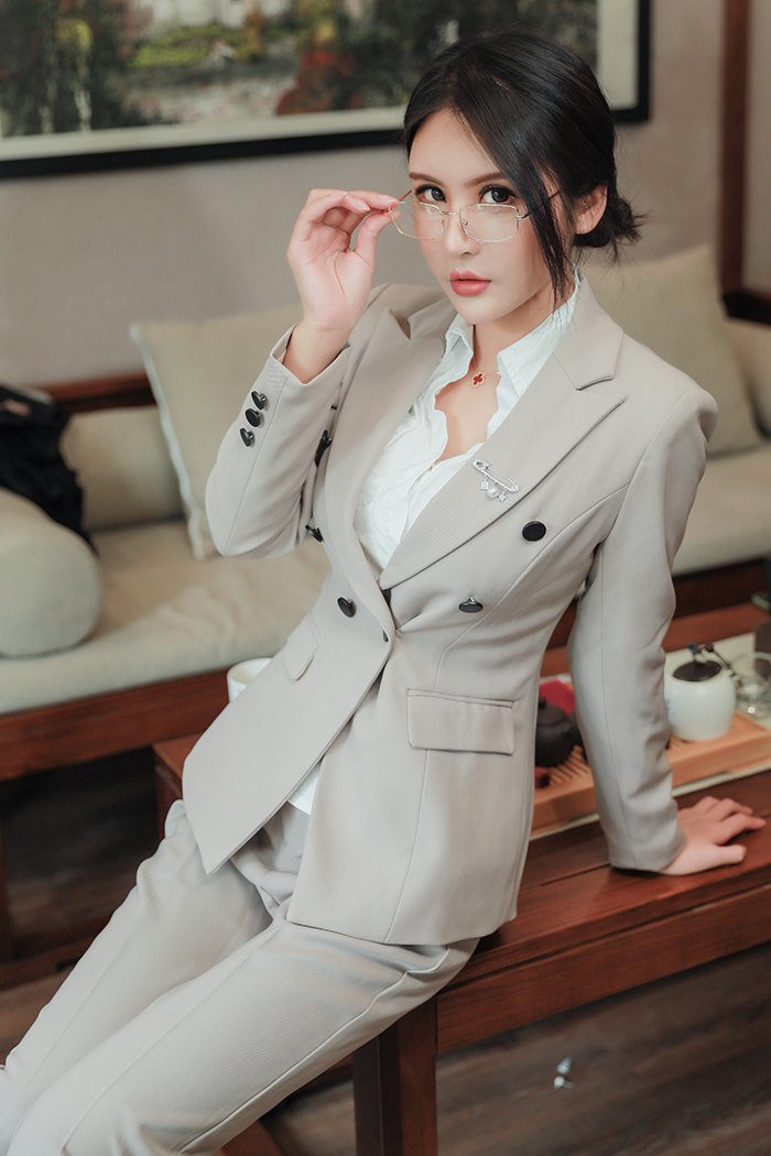 性感秘书Emily诱惑丝袜包臀露酥胸