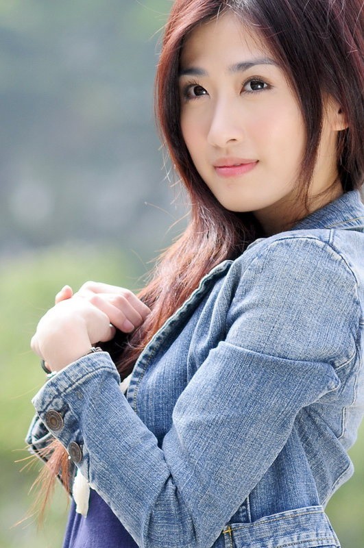 迷人笑容的纯真少女穿牛仔装