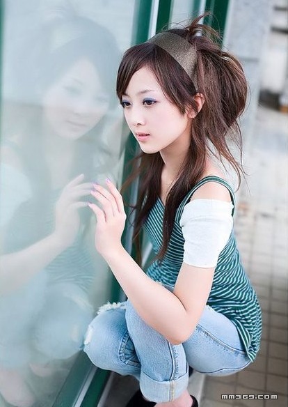 城市女孩沉醉于绿野间