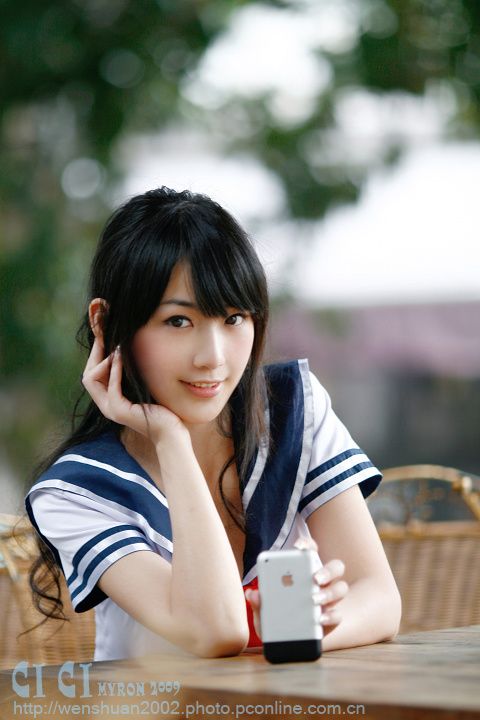 可爱学生妹子穿着制服拍摄