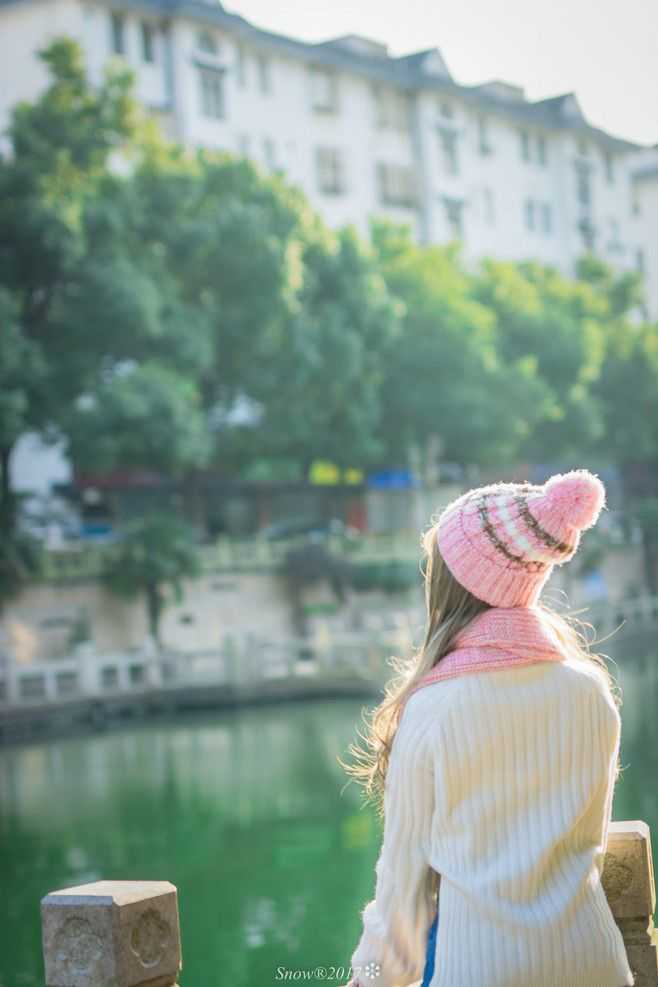 城堡旁的护城河