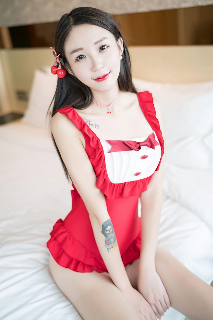 白嫩美腿，细长肌肤，少女迷人