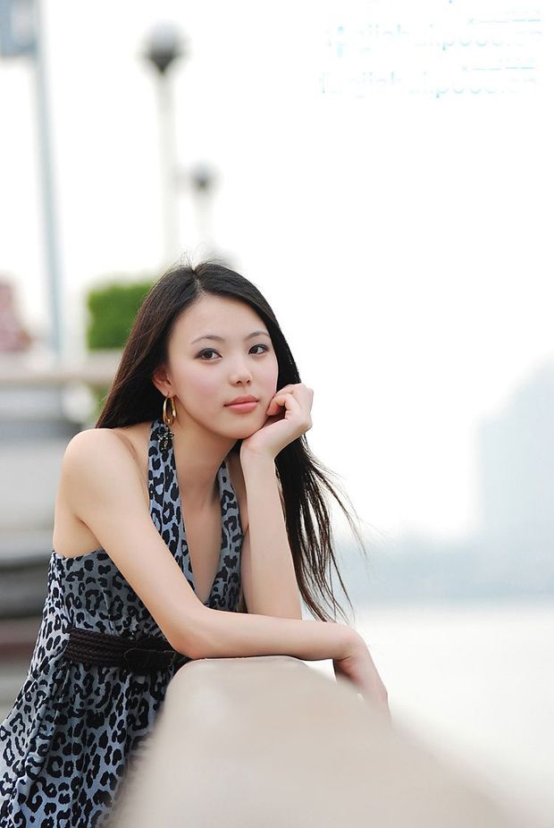 纯美大学女生容貌出众身材完美