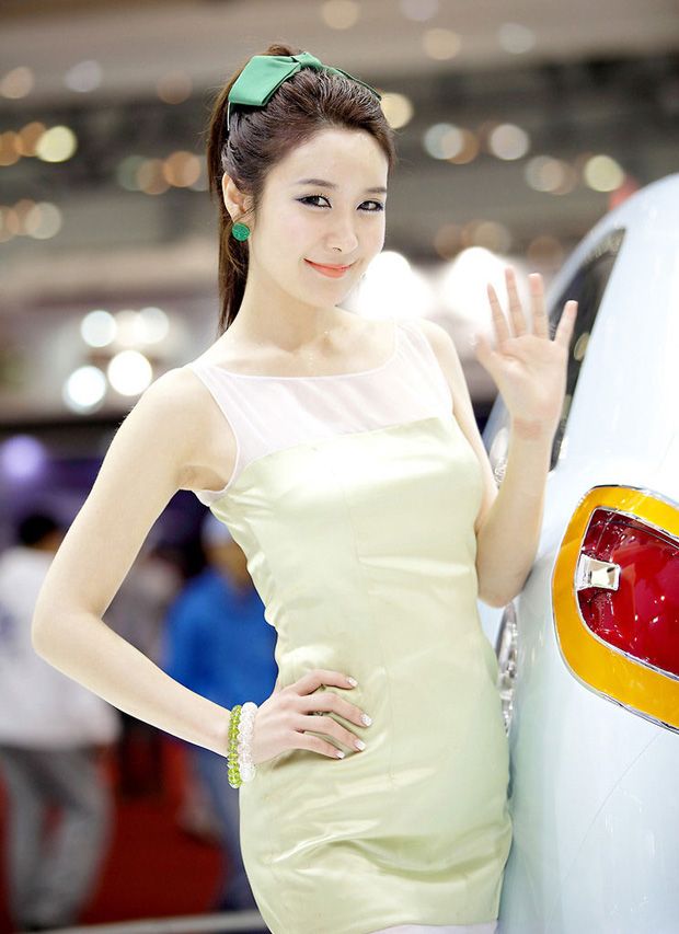 妖娆车模李贤贞，性感迷人