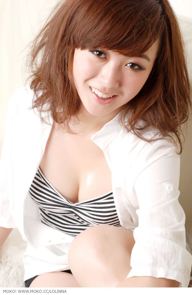 白衬衫与条纹小吊带的时尚搭配