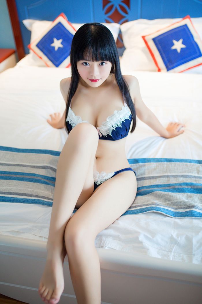 妩媚少女傲人曲线制服诱惑，美态挑逗你