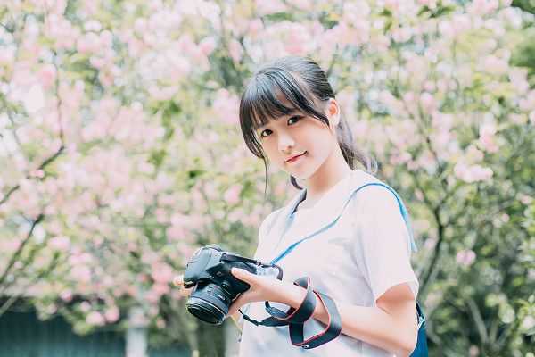 轻云飘逸，风轻云淡