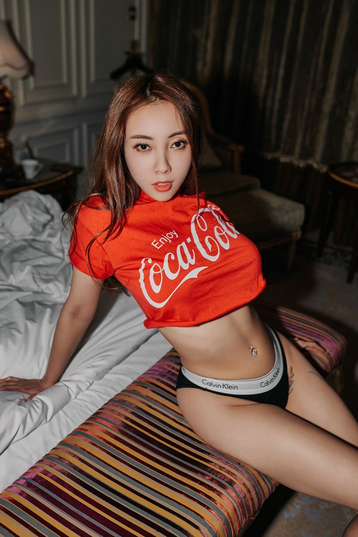 妩媚小美女果儿身材超群，风姿绰约