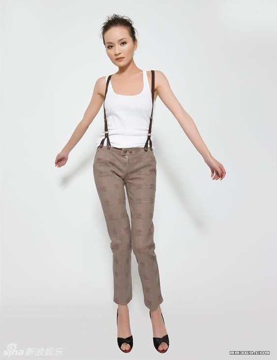 孙艺菲与路子滢身材对决，火辣大PK！