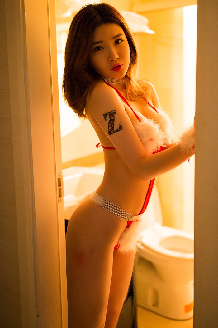 性感嫩模湿身诱惑，急需解渴！