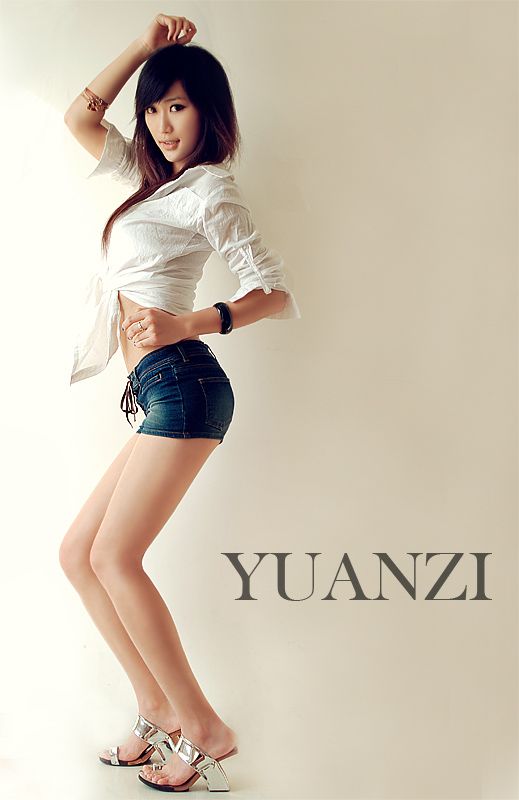 丽人MM展现完美S形身材