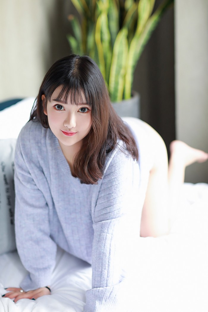 小尤奈：萌妹童颜巨乳，撩人心弦