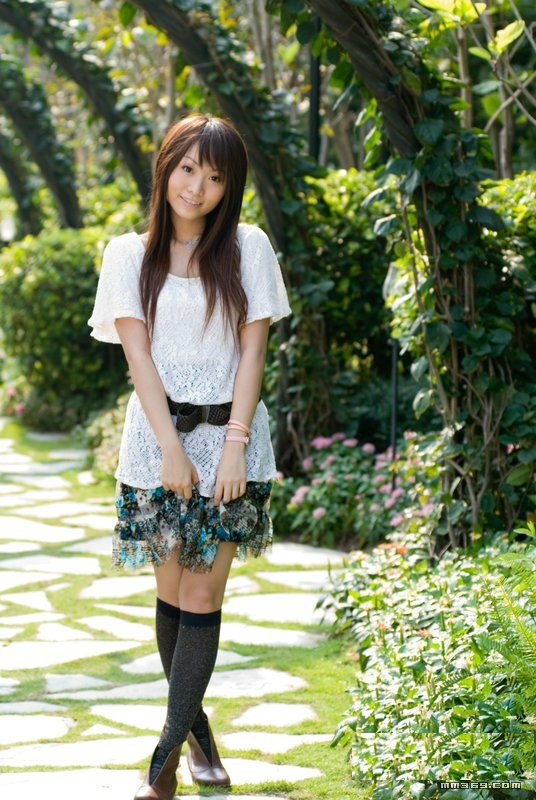 公园清新美女写真，清纯动人