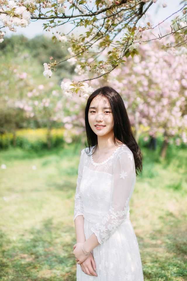 眼角弯成桥，笑意满溢