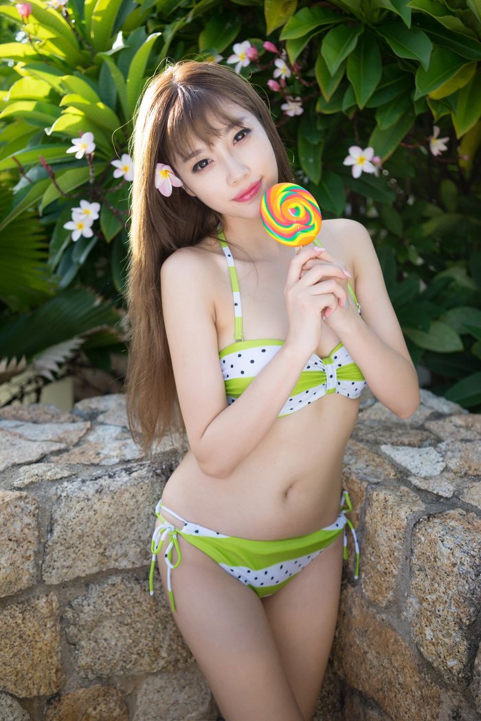 甜心CC穿校服外拍，气质佳，性感诱人