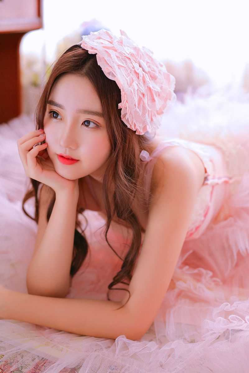 迷人粉色复古风少女