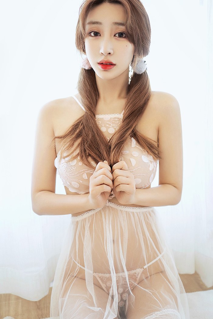 小家碧玉的林子欣，完美的身材散发着迷人的魅力