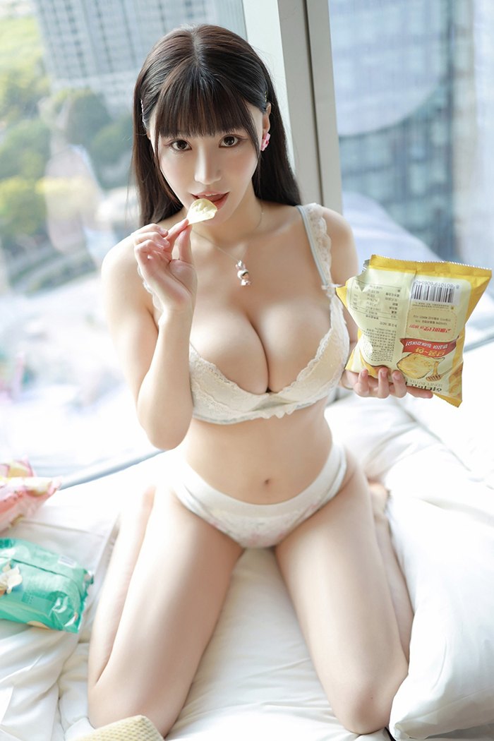 嫩萌女神朱可儿薯片贴乳,等你来尝!