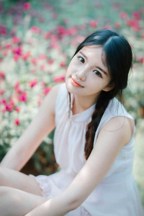 花悦女，林间美