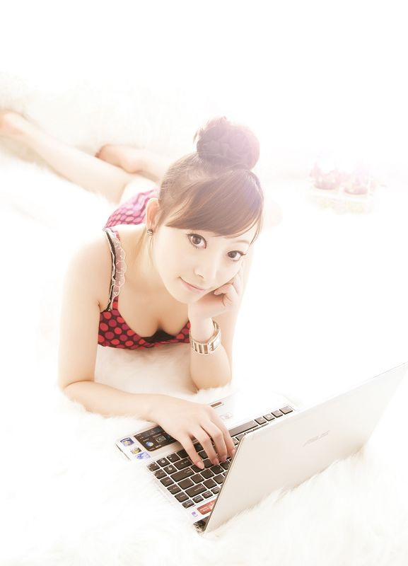 华硕广告代言照，百变楚楚