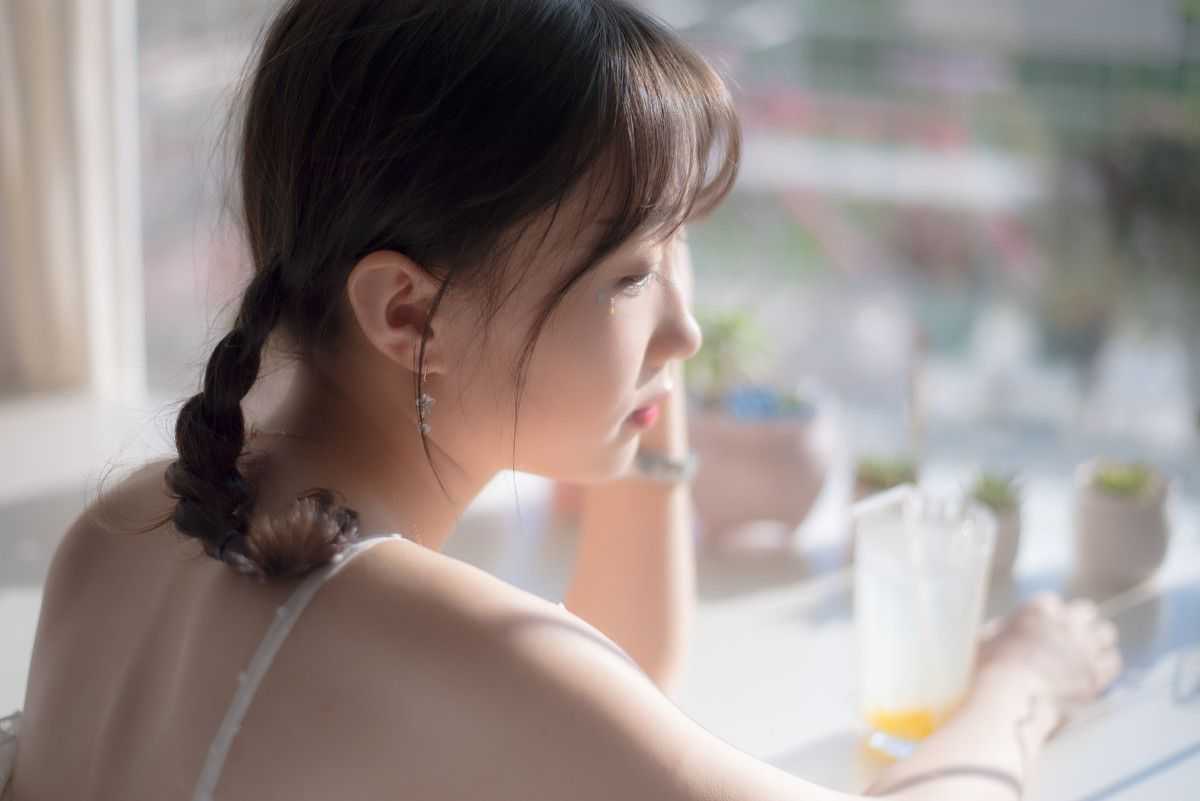 阳光下，石头被碾碎